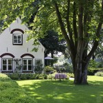 Een eeuwenoude cottage tuin © Brosisprod